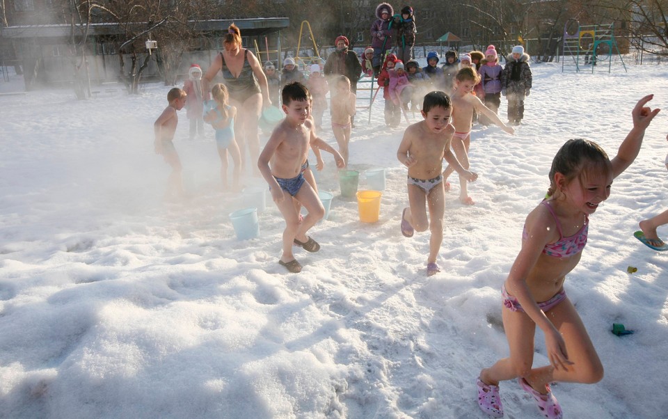 Przedszkolaki oblewają się wodą przy minus 23 st. C