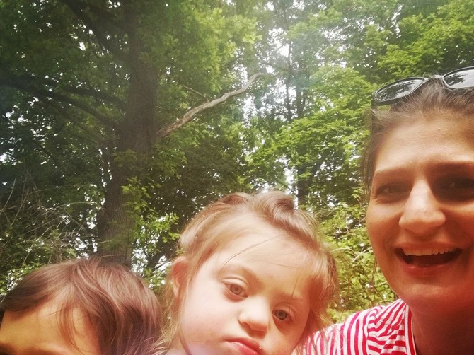 Ana Marković Sepe sa ćerkicama Vidom i Zoe