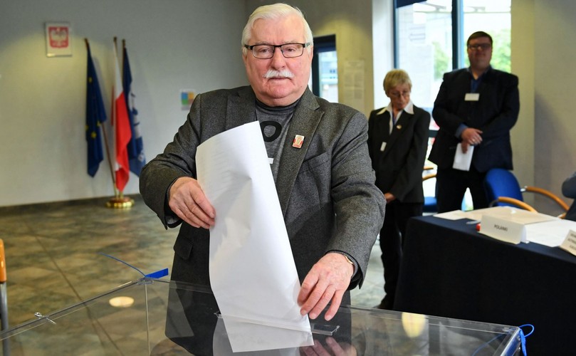 Były prezydent Lech Wałęsa głosuje w lokalu wyborczym w Gdańsku