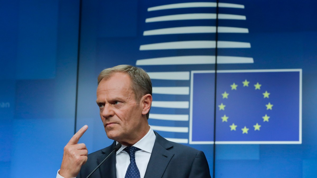 To jest mój plan i moja osobista ambicja, żeby wśród najwyższych stanowisk w Unii Europejskiej były przynajmniej dwie kobiety - powiedział Donald Tusk po zakończeniu nieformalnego szczytu przywódców UE. Szef Rady Europejskiej zapowiedział rozpoczęcie konsultacji z Parlamentem Europejskim ws. wyboru przyszłego szefa KE. 