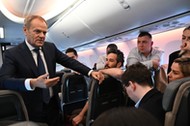 Premier Donald Tusk w samolocie w Berlinie przed powrotem ze spotkania nadzwyczajnego szczytu Trójkąta Weimarskiego.