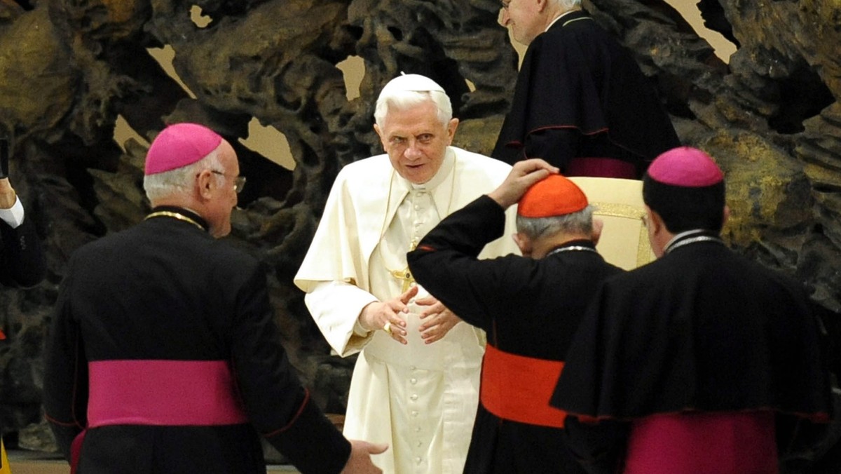 Benedykt XVI powiedział, że "każdy podział w Kościele jest obrazą dla Chrystusa". Podczas południowego spotkania z wiernymi w niedzielę w Watykanie papież mówił o trwającym do wtorku Tygodniu Modlitw o Jedność Chrześcijan.