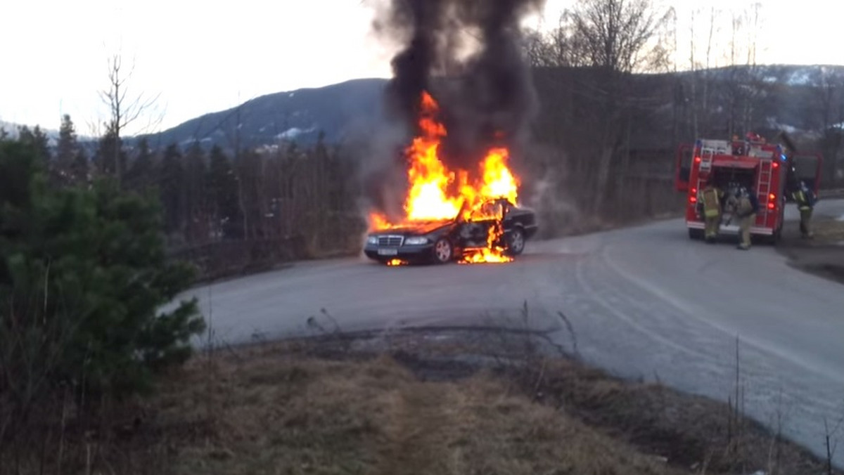 Nie wiadomo, jak tłumaczyli się norwescy strażacy, gdy właściciel płonącego samochodu zobaczył w sieci to nagranie. Jedno jest pewne: coś w tej akcji ratunkowej poszło nie tak.