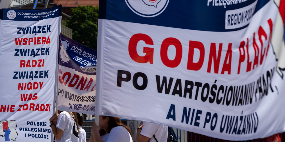 7 czerwca pięlęgniarki z Białegostoku protestowały, żądając zmiany w systemie naliczania wynagrodzen tak, by uwzględniał ich staż i warunki pracy.