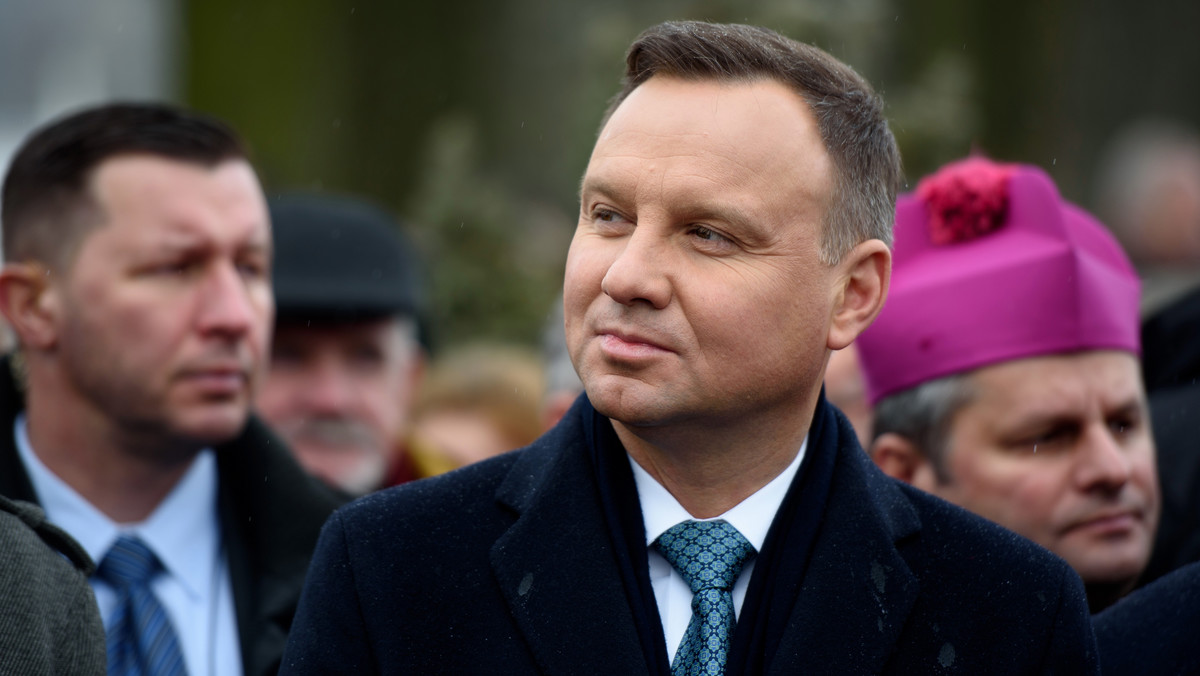 66 proc. badanych w styczniu przez CBOS dobrze ocenia działalność prezydenta Andrzeja Dudy; 27 proc. ocenia ją źle. 50 proc. negatywnie ocenia działalność Sejmu, 35 proc. – mówi o niej dobrze. 43 proc. źle mówi o pracy Senatu, 34 proc. – pozytywnie.