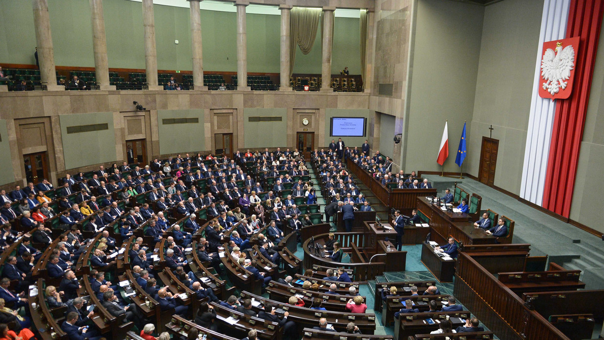 Sejm: głosowania nad 13. emeryturą, podniesieniem akcyzy, składem TK, KRS i TS [RELACJA]
