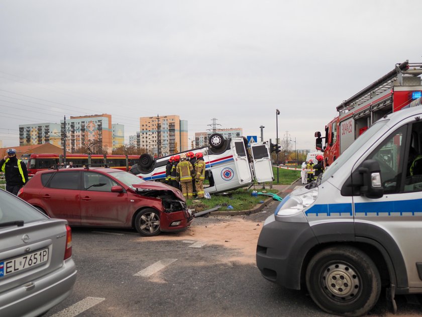 Groźny wypadek karetki w Łodzi