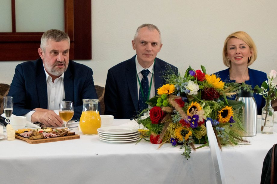 Na zdjęciu (od lewej) minister rolnictwa Jan Krzysztof Ardanowski, prezes Elewarru Daniel Alain Korona oraz wiceprezes firmy Monika Parafianowicz.