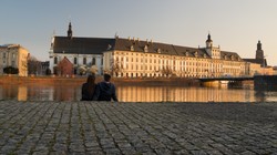 Wpadka Uniwersytetu Wrocławskiego. Schody do windy dla niepełnosprawnych