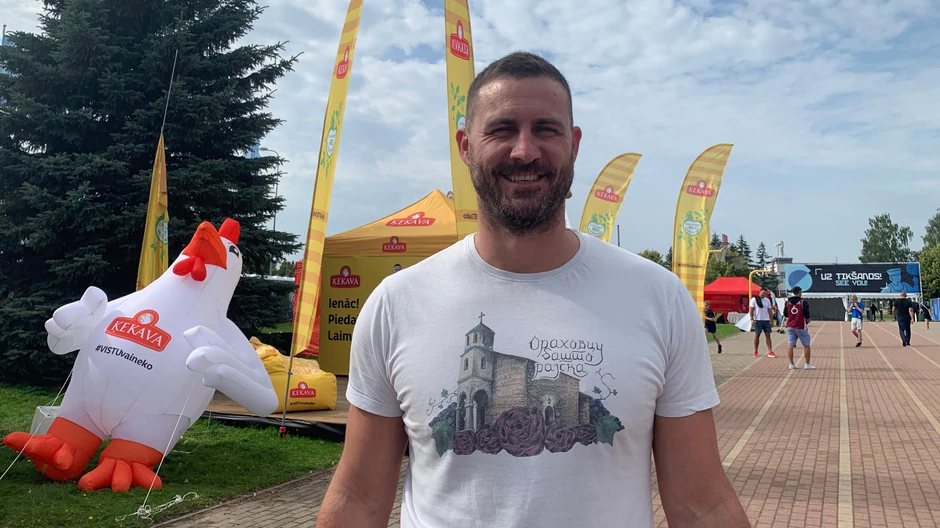 Radoje je došao sa sinom iz Novog Sada da bi bodrio reprezentaciju Srbije u grupnoj fazi | Foto: BBC/Dejana Vukadinović