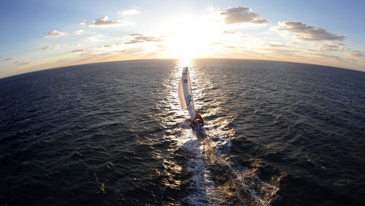 Zbigniew Gutkowski na Operon Racing jest liderem regatowej floty VELUX 5 OCEANS przemierzającej wody Oceanu Południowego. Przewaga Polaka dziś w południe wynosiła 32 Mm nad następnym w kolejności Amerykaninem Bradem Van Liewem i jego Le Pingouin. Na trzecim miejscu jacht Active House Dereka Hatfielda.