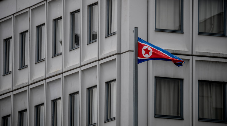 Képünk illusztráció! Észak-koreai zászló leng a szélben a berlini nagykövetség előtt /Fotó: AFP