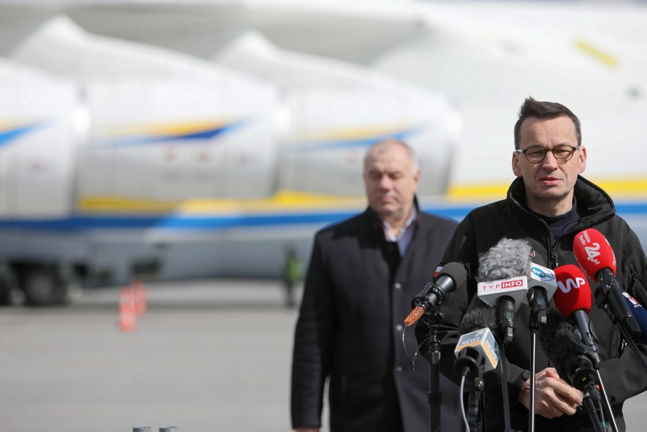 Premier Mateusz Morawiecki i wicepremier Jacek Sasin na lotnisku Chopina w Warszawie. W połowie kwietnia na pokładzie największego samolotu świata Antonov An-225 Mriya przywieziono m.in. 7 mln maseczek i kilkaset tysięcy kombinezonów ochronnych