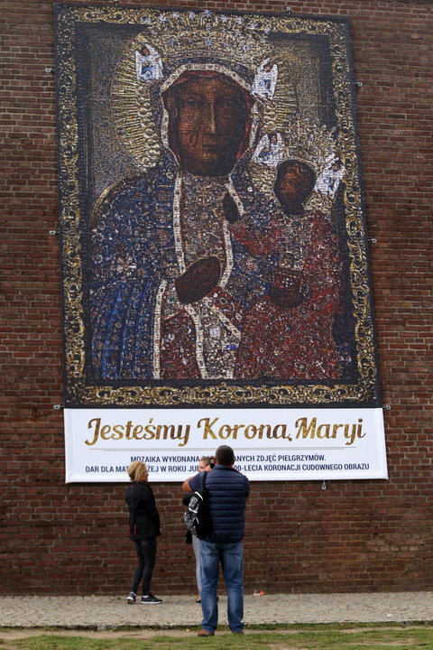 Powstały z ok. 14 tys. zdjęć selfie wizerunek Matki Bożej Częstochowskiej umieszczony na jasnogórskich murach (2017 r.)