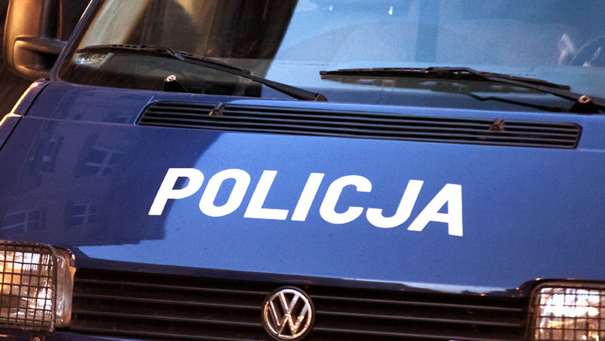 Policja w Słupsku zatrzymała trzech mężczyzn podejrzanych o rozbój i kradzież wartego 70 tys. złotych samochodu. Podejrzani mieli przy sobie nóż i pistolety. Teraz grozi im kara od 3 do 12 lat pozbawienia wolności.