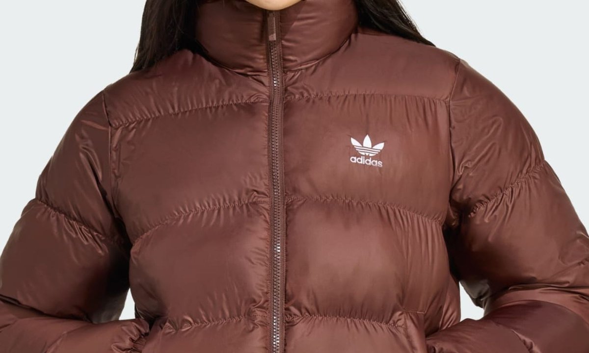 Ta czekoladowa puchówka z Adidas to przeceniona perełka na jesień. gwałtownie się wyprzedaje