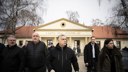 Orbán Viktor a menekülőknek kialakított beregsurányi segítségponton – fotók