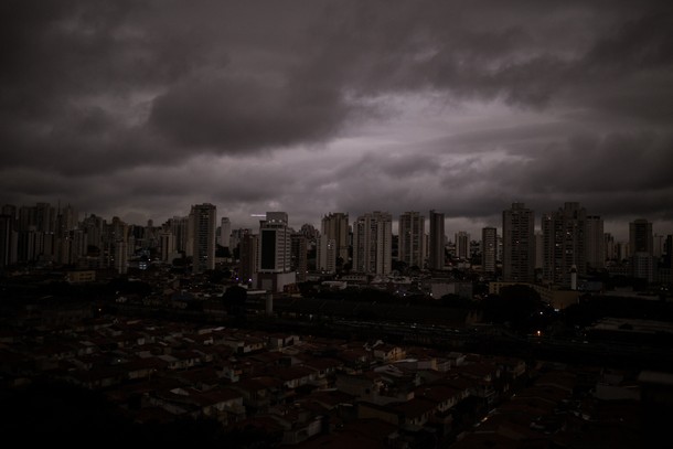 Dym nad Sao Paulo o godz. 15 w południe