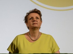 Perfekcyjny manicure i fatalna fryzura. Minister Omilanowskiej zabrakło na fryzjera?