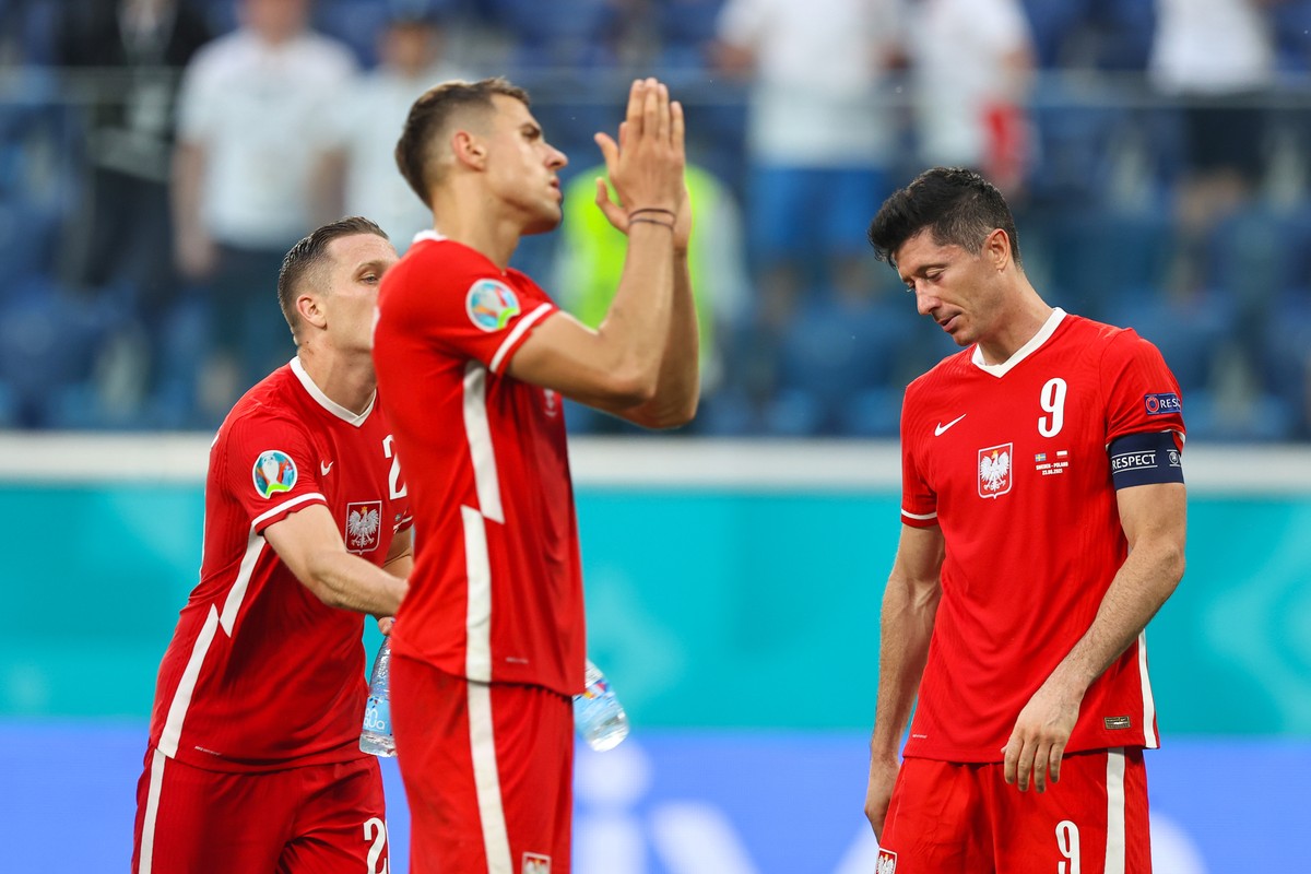 Piotr Zieliński (L), Jan Bednarek (C) i Robert Lewandowski (P) po przegranym meczu ze Szwecją na EURO 2020