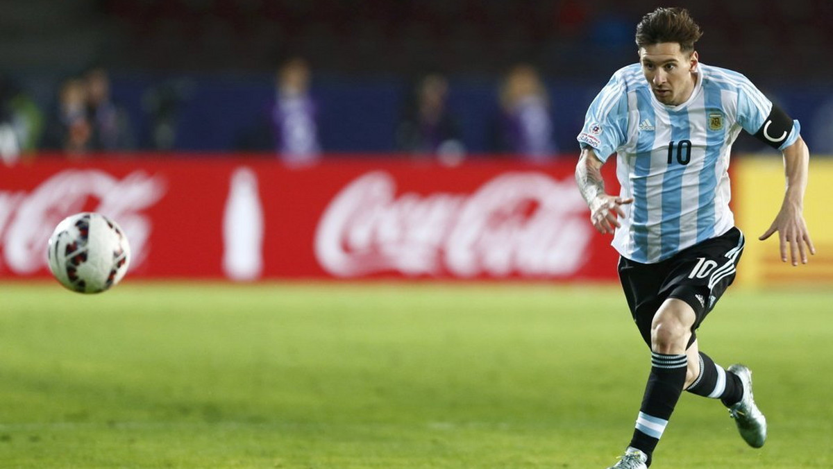 Sto meczów, czterdzieści sześć bramek i dwa przegrane finały - to bilans Leo Messiego w barwach reprezentacji Argentyny. Już od debiutu występy w drużynie narodowej są dla najlepszego piłkarza świata pasmem niepowodzeń. Czy uda mu się wygrać choć jedno trofeum?