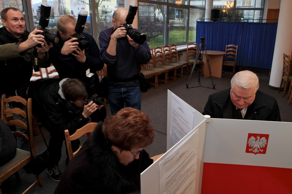 Były prezydent Lech Wałęsa oddał swój głos w Gdańsku, fot. PAP/Roman Jocher