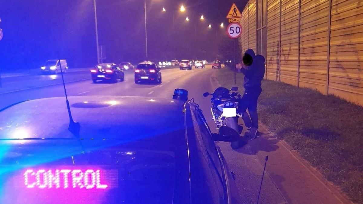 Policjanci zatrzymali w Łodzi motocyklistę, który pędził we mgle, po zmroku i w terenie zabudowanym 167 km na godz. Mężczyzna nie widział w swoim zachowaniu niczego złego. Zatrzymano mu prawo jazdy, ukarano 500 zł mandatem i 10 pkt karnymi.