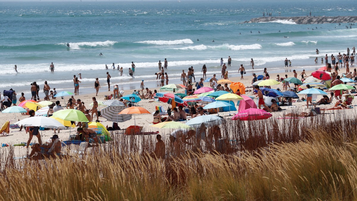 epa08441660 - PORTUGAL LEISURE PANDEMIC CORONAVIRUS COVID19 (Portuguese visit the beach )