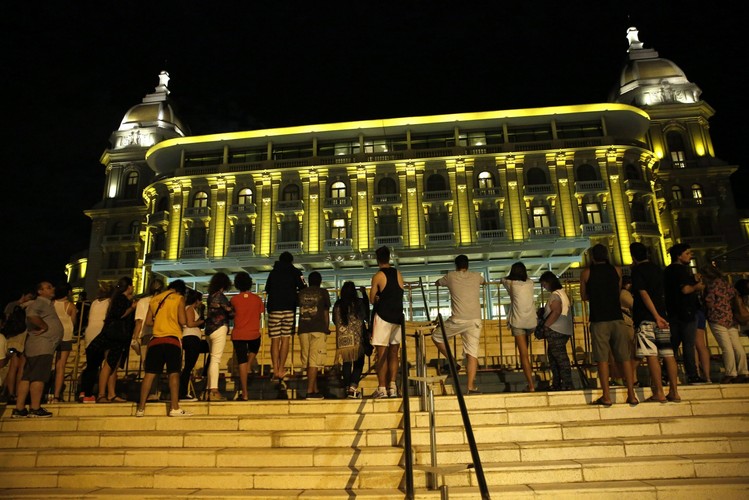 Fani przed hotelem w Montevideo, w którym zatrzymali się Stonesi