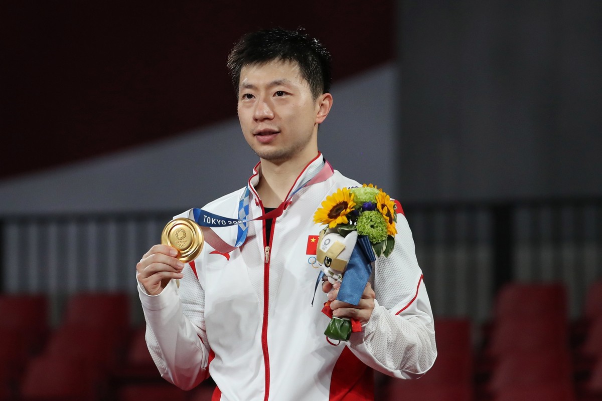 Ma Long podczas ceremonii medalowej