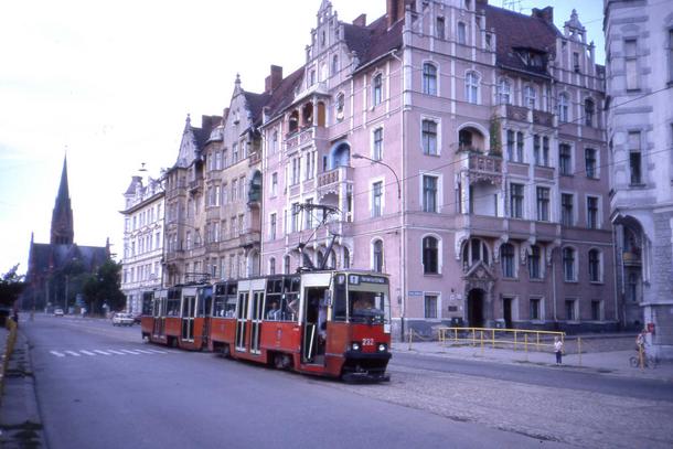 Toruń tramwaj kamienica ulica