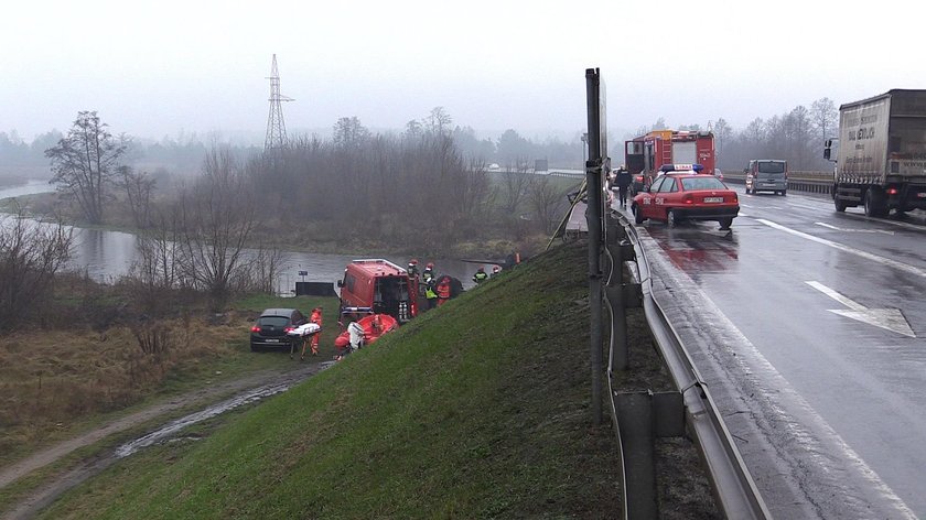 Tir wpadł do rzeki, zginął kierowca. Nowe fakty