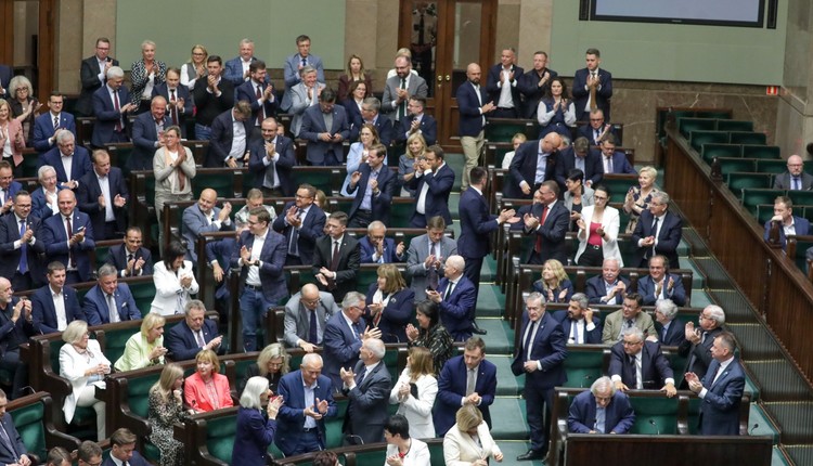 Posłowie Polski 2050 zagłosowali razem z PiS i Konfederacją. Dali jasny sygnał Tuskowi"