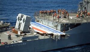 Fotografija iz materijala koju je 9. juna 2009. godine objavila brazilska mornarica, a koja prikazuje veliki deo zadnjeg krila aviona Er Frans A330 koji se srušio 1. juna tokom leta iznad Atlantskog okeana