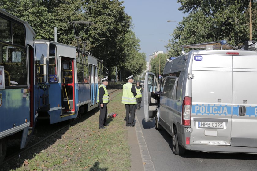 16-latek wpadł pod tramwaj na Hallera