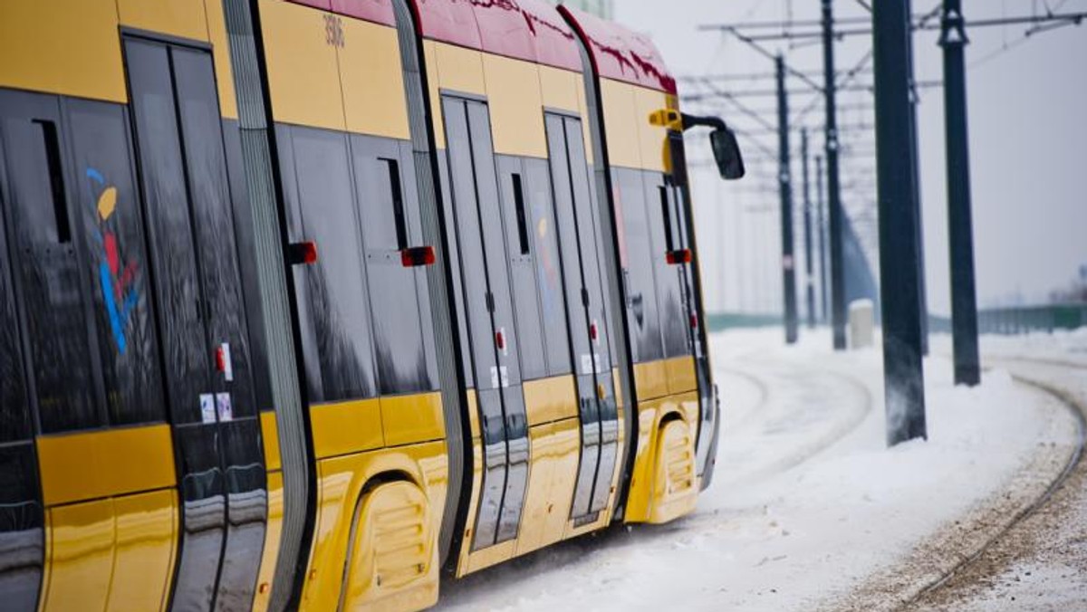 Ma 2,6 kilometra długości i będzie nią kursować linia 11. Jutro uruchomiona zostanie nowa trasa tramwajowa w Warszawie. Chodzi o świeżo wybudowany odcinek torowiska wzdłuż ul. Powstańców Śląskich, między Radiową o Górczewską na Bemowie. Z okazji jego otwarcia, jutro będą tamtędy kursować także zabytkowe tramwaje.