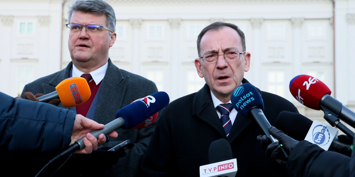 Mariusz Kamiński i Maciej Wąsik podczas konferencji prasowej przed Pałacem Prezydenckim.