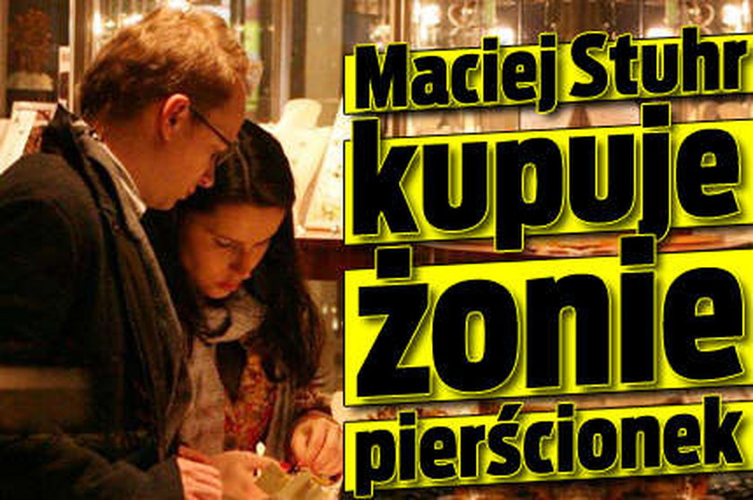 Stuhr kupuje żonie pierścionek