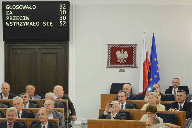 Wynik głosowania. Senat nie wyraził zgody na zarządzenie przez prezydenta referendum ws. konstytucji.