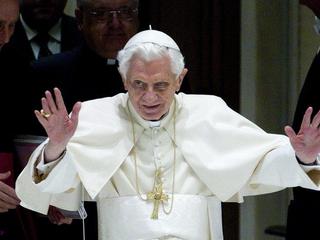 Benedykt XVI papież audiencja generalna stoi ręce rozłożone