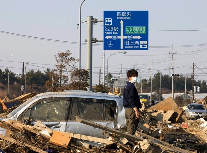 Mieszkaniec Sendai na gruzach swego miasta
