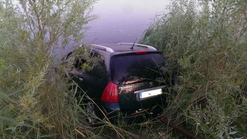 Samochód wjechał do jeziora w Owińskach