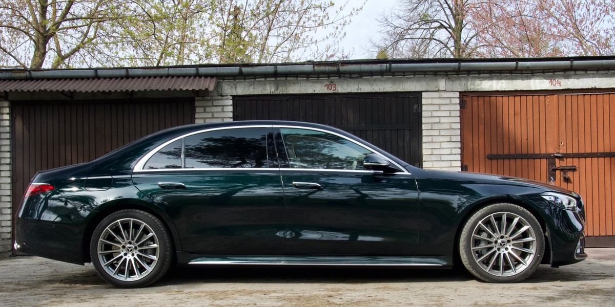 Mercedes S 500 Long to limuzyna, którą może prowadzić szofer albo sam właściciel. 