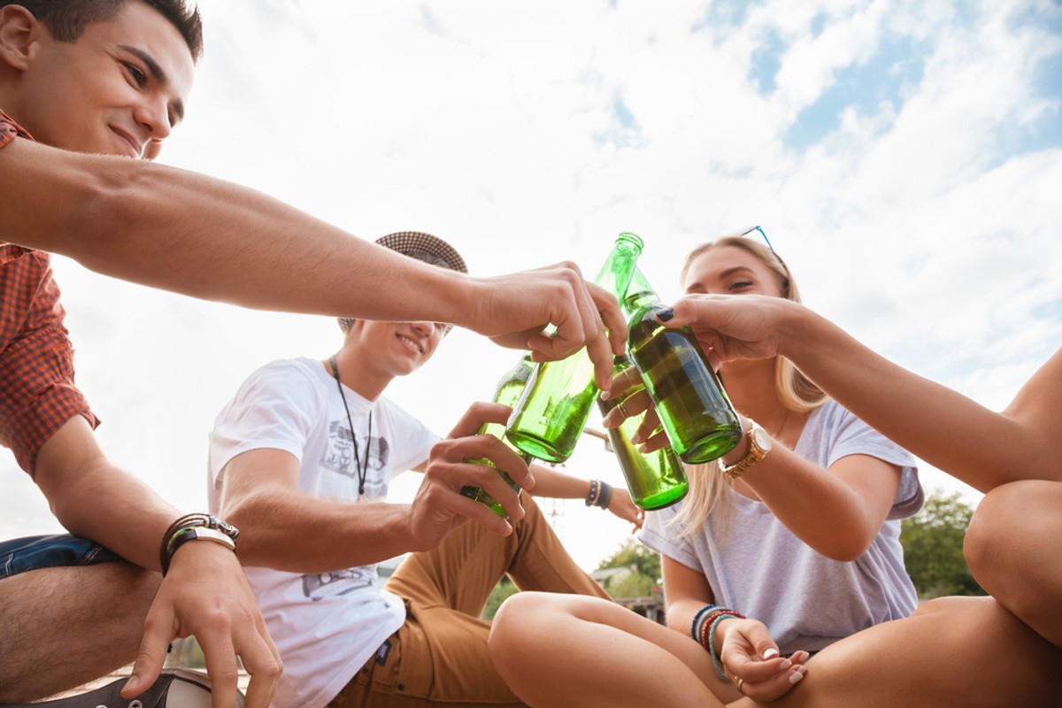– Lawinowo rośnie liczba małych pacjentów przyjmowanych po upojeniu alkoholowym, ale też po zażyciu dopalaczy czy marihuany. Możemy mówić nawet o 200 proc. wzroście tego rodzaju przypadków w tym roku – mówi Katarzyna Pokorna-Hryniszyn, rzeczniczka prasowa Uniwersyteckiego Szpitala Dziecięcego w Krakowie.