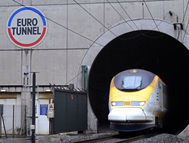 Eurostar wyjeżdżający z Eurotunelu. Jak na razie na trasie pomiędzy Londynem, Paryżem a Brukselą monopol ma Eurostar Group.