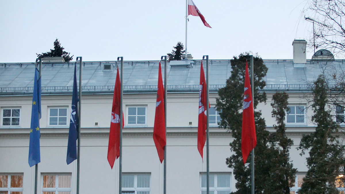 Prezydent Bronisław Komorowski podjął decyzję o opuszczeniu do połowy masztu flag na Belwederze i Pałacu Prezydenckim w związku z tragiczną śmiercią pięciu polskich żołnierzy w Afganistanie.