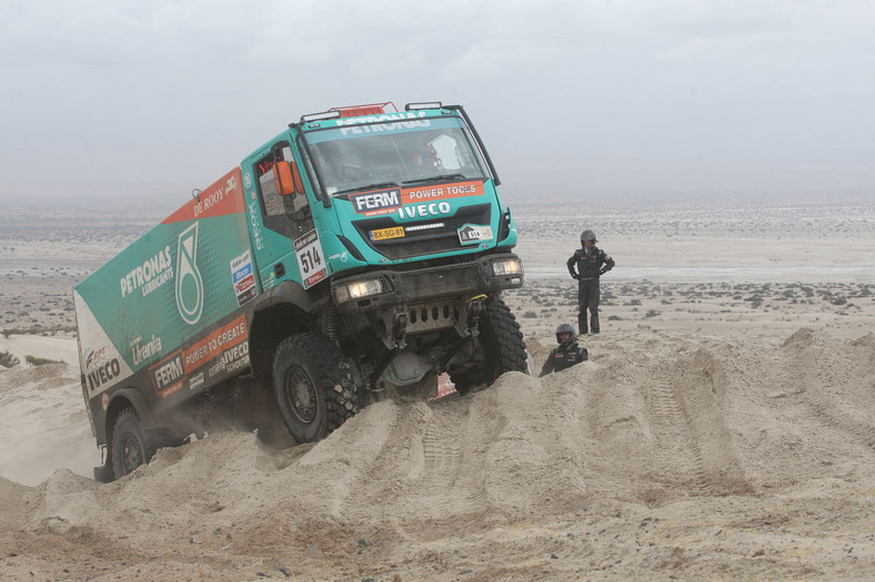 Dakar 2013: ciężarówka bez skrzyni, Małysz traci oddech (13. etap, wyniki, galeria)