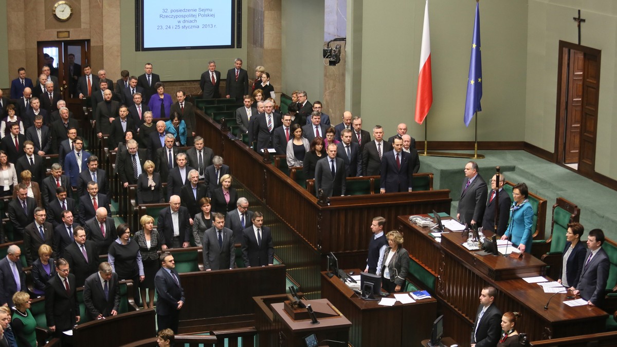 Negatywnie w tym tygodniu wyróżnili się marszałkowie, jak i szeregowi posłowie — wspólnie są pod "grubą kreską". Ci pierwsi wzięli duże nagrody, by potem w popłochu je oddać. Drudzy rechotali i krzyczeli "buzi, buzi!" do Roberta Biedronia. Docenić trzeba z kolei zdobywczynię tytułu Europejczyk Roku 2013 — Agnieszkę Romaszewską-Guzy, która stworzyła Biełsat TV.