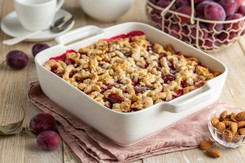 Śliwki pod marcepanową kruszonką. Tak robi je Tomasz Strzelczyk