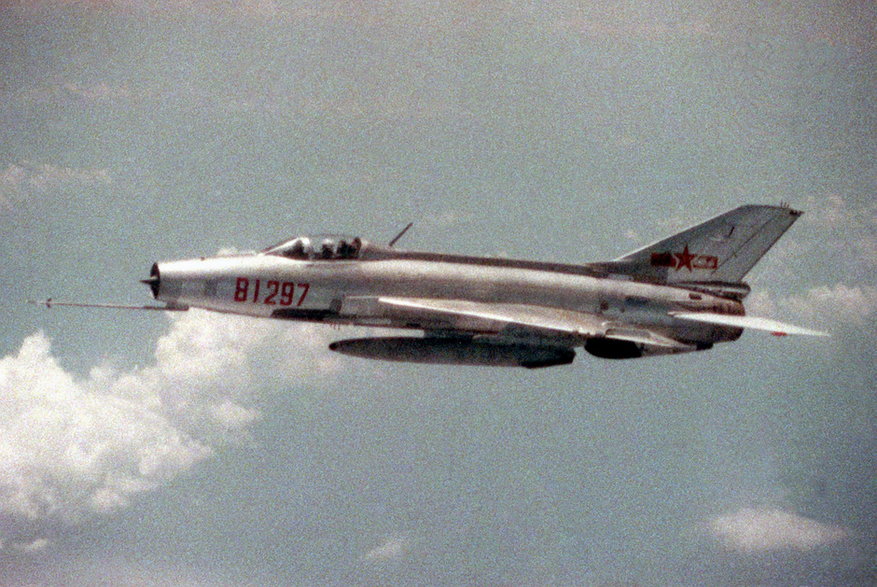 Chiński F-7 nad Morzem Południowochińskim w maju 1993 r.